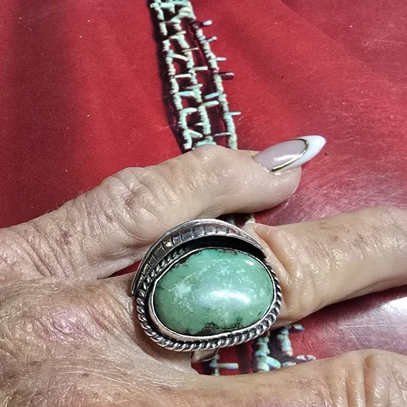 Elegant Silver and Green Stone Ring Size 7.75 - Picture 2 of 4